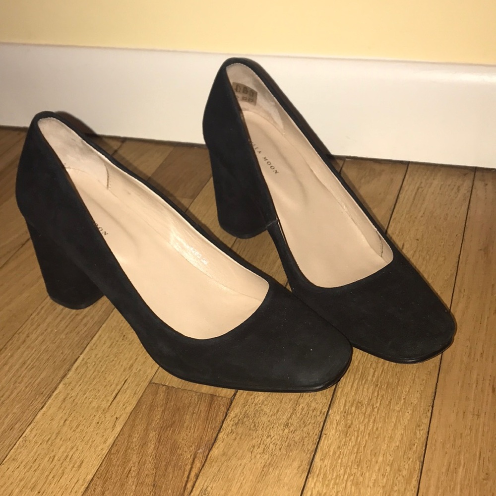 Black heel shoe